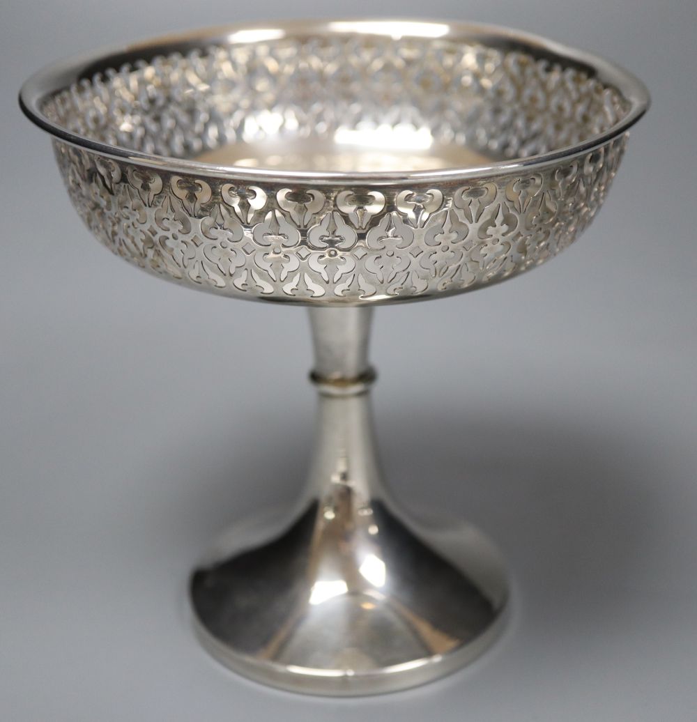 A George V silver tazza, Birmingham, 1911, height 13.7cm, weighted.